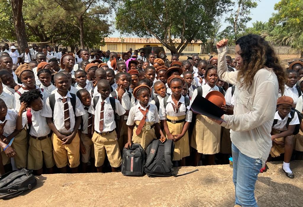 Yasmina Cànovas duent a terme el seu projecte a Sierra Leone