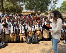 Yasmina Cànovas duent a terme el seu projecte a Sierra Leone