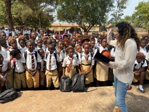 Yasmina Cànovas duent a terme el seu projecte a Sierra Leone