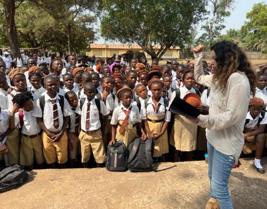 Yasmina Cànovas duent a terme el seu projecte a Sierra Leone