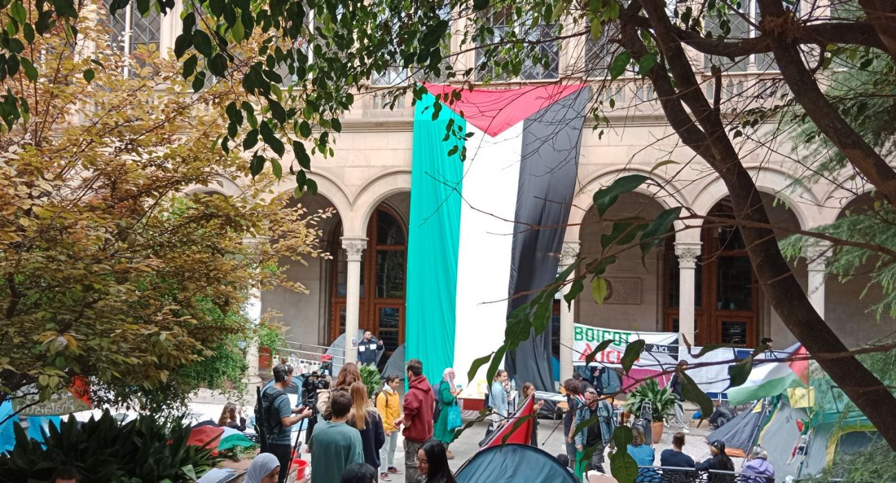 El claustre de la UB durant la protesta