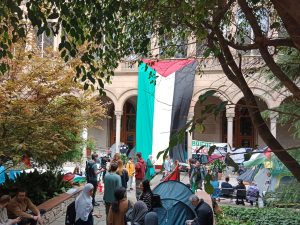 El claustre de la UB durant la protesta