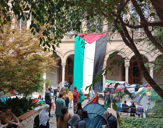 El claustre de la UB durant la protesta