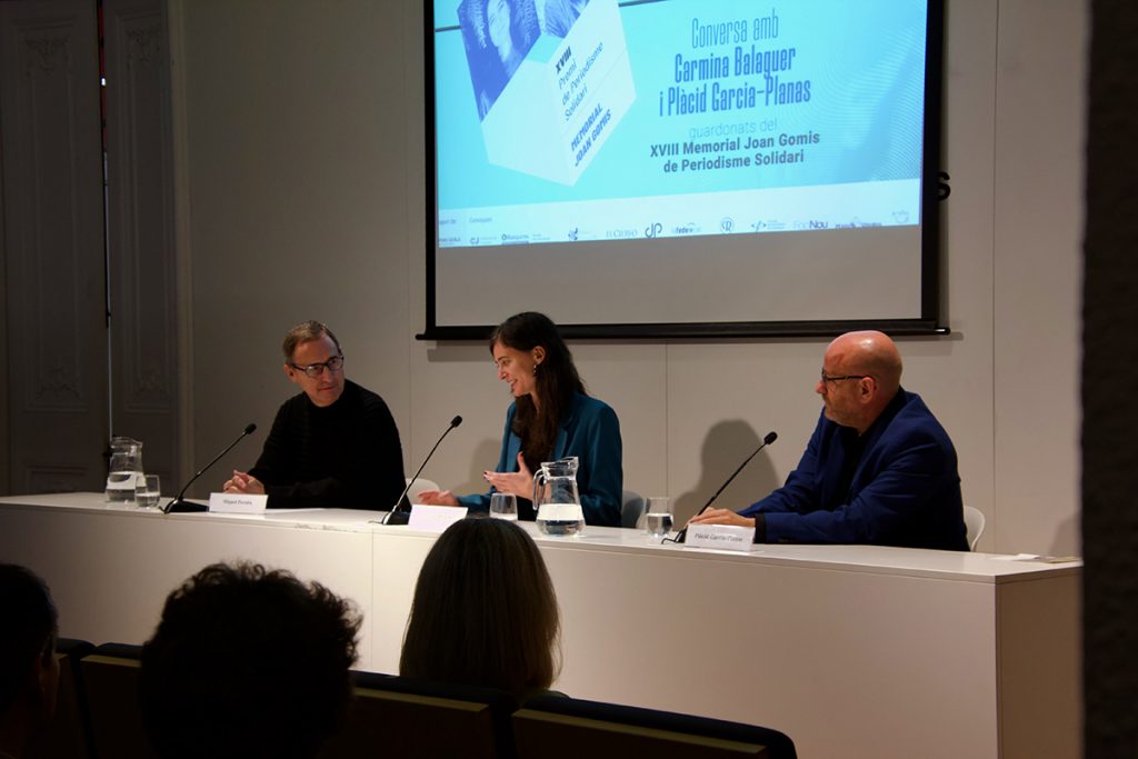 D'esquerra a dreta: Miquel Peralta (Blanquerna), Carmina Balaguer, guanyadora del premi Joan Gomis en la modalitat d'obra periodística, Plàcid Garcia-Planas, guanyador del premi Joan Gomis en la modalitat de trajectòria periodística