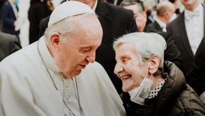 Francesc saluda una anciana en una catequesi sobre la vellesa l'any 2022