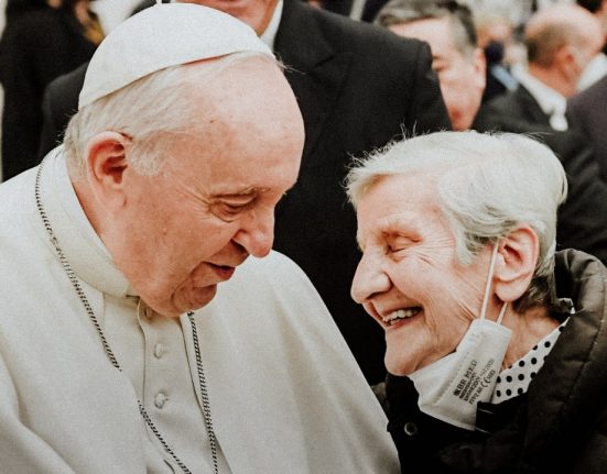 Francesc saluda una anciana en una catequesi sobre la vellesa l'any 2022 | © Vatican Media