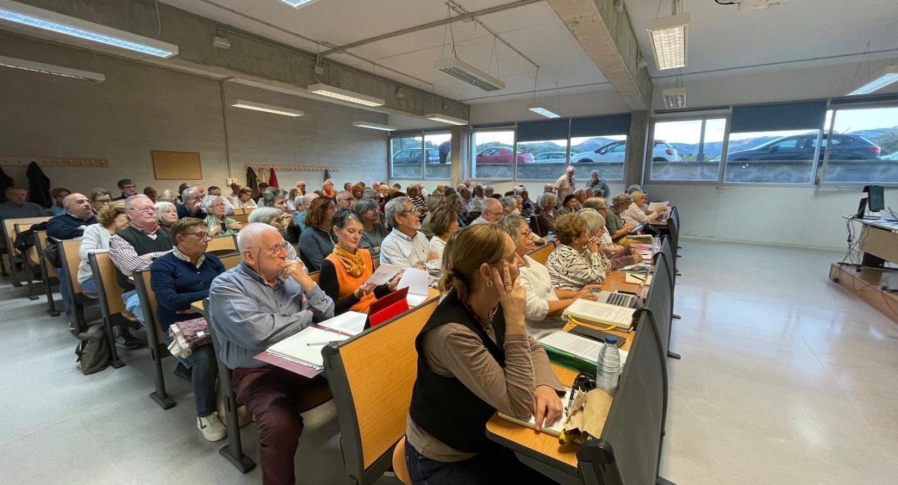 Alumnes de la UOM omplen una aula de la universitat a inici de curs