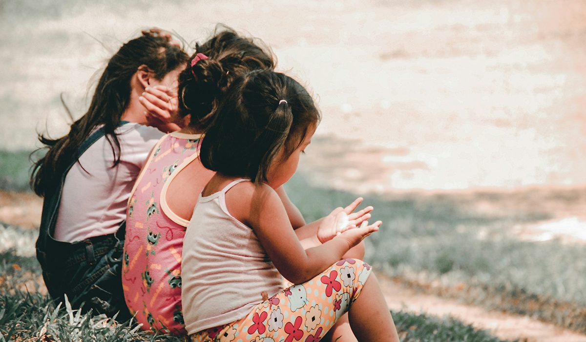 Tres nenes en un prat