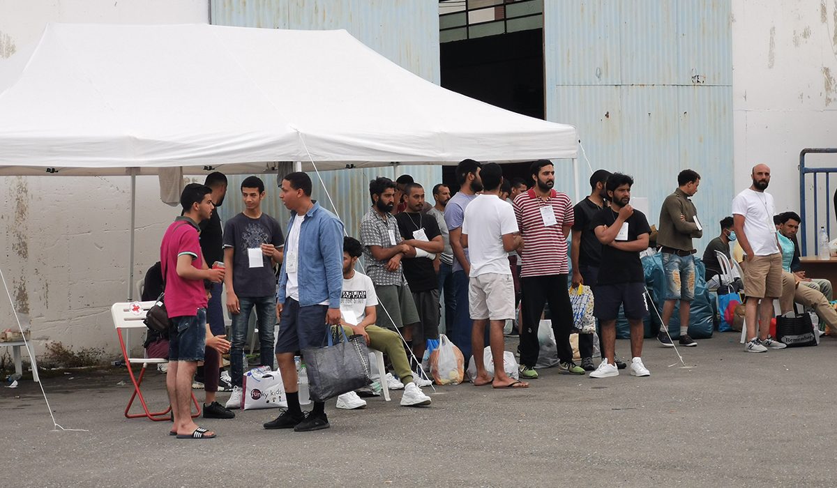 Els supervivents esperen per a ser traslladats de Kalamata al Centre de recepció i identificació de Malakasa al nord d'Atenes