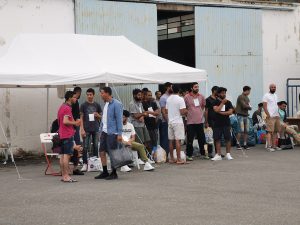 Els supervivents esperen per a ser traslladats de Kalamata al Centre de recepció i identificació de Malakasa al nord d'Atenes