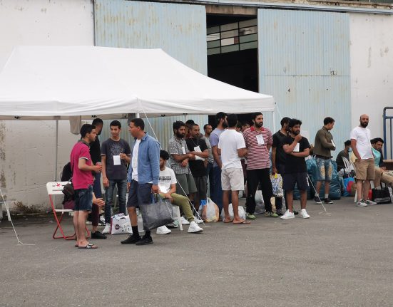 Els supervivents esperen per a ser traslladats de Kalamata al Centre de recepció i identificació de Malakasa al nord d'Atenes