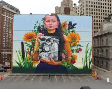Mural a Rhode Island amb una jove indígena ‘narragansett’ que duu vestimenta actual