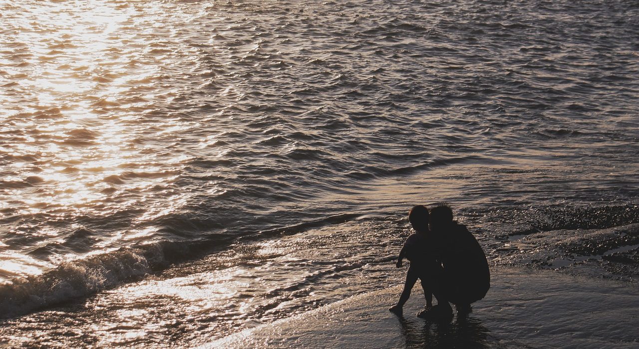Pare i fill davant la mar