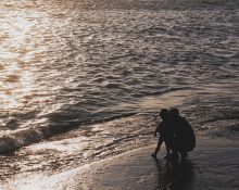 Pare i fill davant la mar | © Nghĩa Phạm - Pixabay