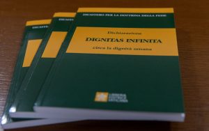 Pila d'exemplars de la declaració del Dicasteri, “Dignitas infinita”