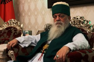 ‘Baba Mondi’ Edmond Brahimaj, líder de la comunitat bektaixí, a la seu mundial de l'orde a Tirana, Albània