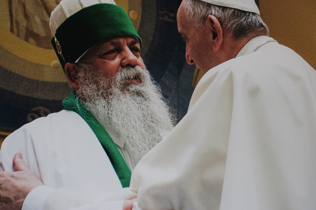 Fotografia d’una trobada entre Baba Mondi i el Papa Francesc | © Miguel Fernández Ibañez