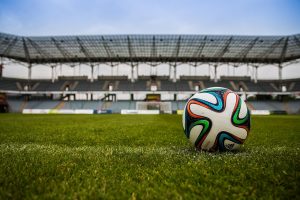 Pilota sobre la gespa d'un camp de futbol