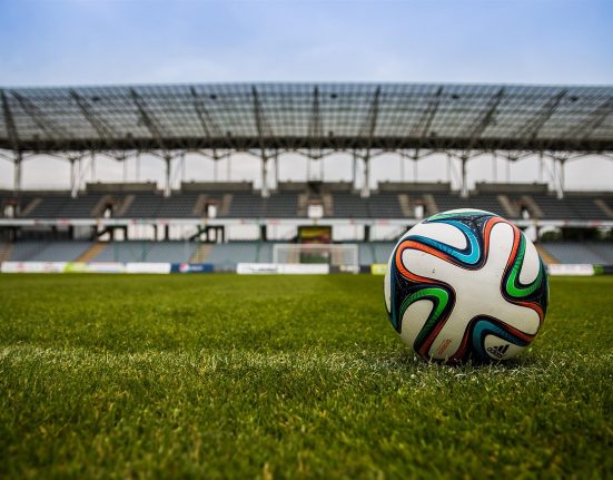 Una pilota sobre la gespa d'un camp de futbol | © Michal Jarmoluk - Pixabay