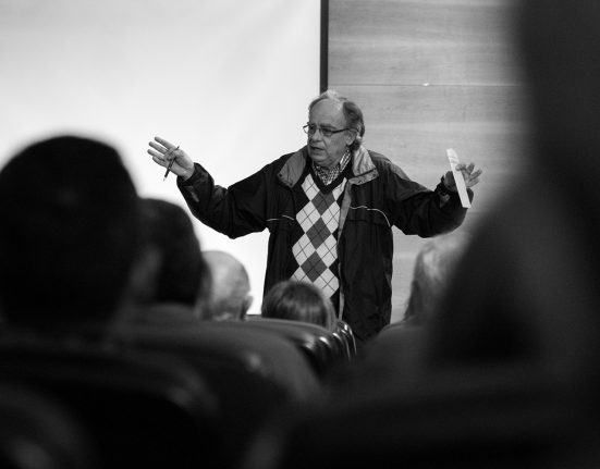 Esteban Velázquez impartint una conferència