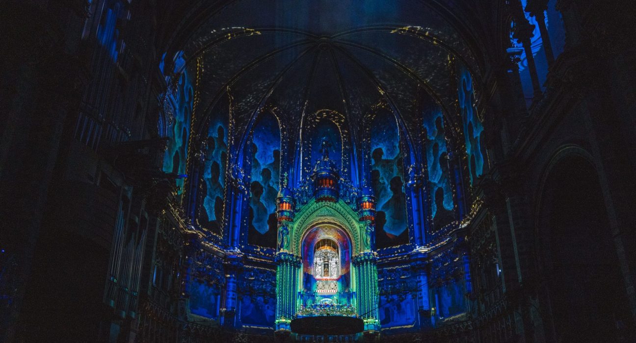 Imatge de la basílica de Montserrat il·luminada