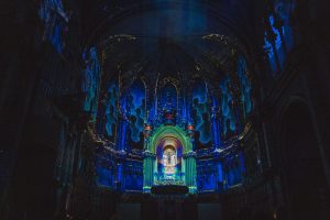 Imatge de la basílica de Montserrat il·luminada