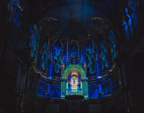 Imatge de la basílica de Montserrat il·luminada