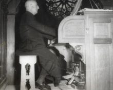 Josep Maideu tocant l'orgue