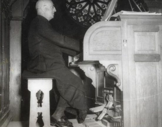 Josep Maideu tocant l'orgue