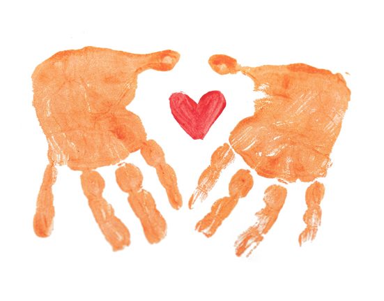 Pintura d'un cor entre dues mans | © Rod Long - Unsplash