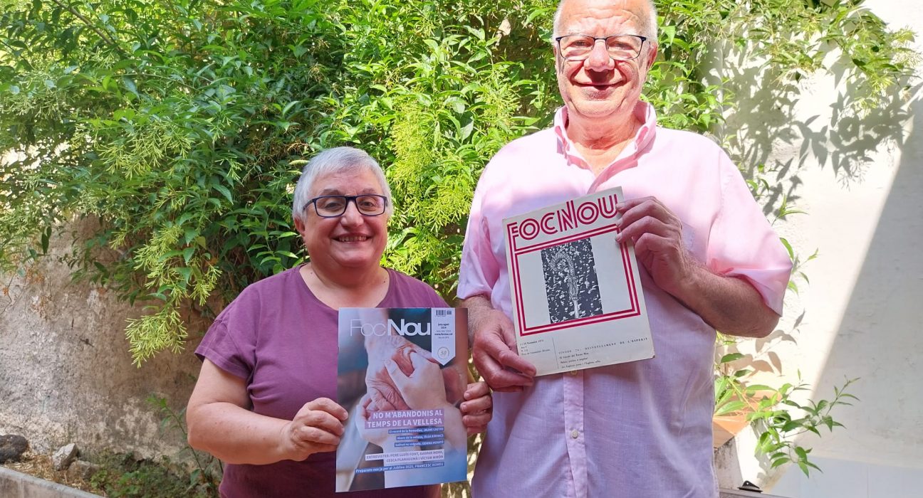 Josep Lligadas i Mercè Solé, amb el primer i l’últim número de ‘Foc Nou’