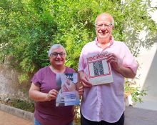 Josep Lligadas i Mercè Solé, amb el primer i l’últim número de ‘Foc Nou’
