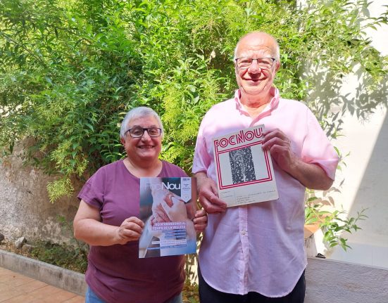 Josep Lligadas i Mercè Solé, amb el primer i l’últim número de Foc Nou