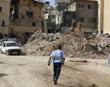 Un treballador de la UNRWA entre els enderrocs d'un bombardeig, a Gaza