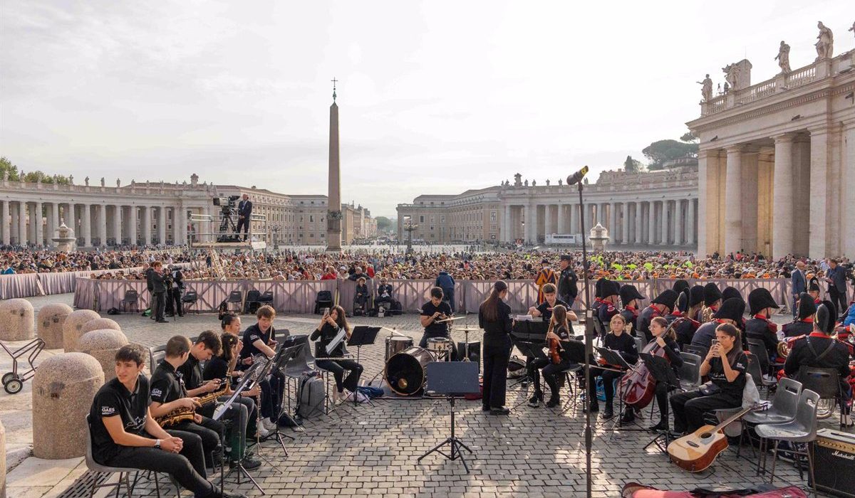 La Jove Orquestra Graeme Clark toca al Vaticà, amb el papa Francesc