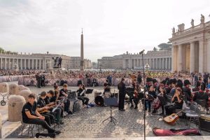 La Jove Orquestra Graeme Clark toca al Vaticà, amb el papa Francesc