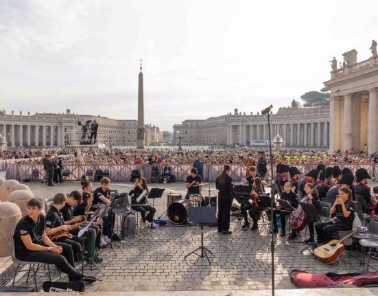 La Jove Orquestra Graeme Clark toca al Vaticà, amb el papa Francesc