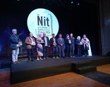 A l'esquerra, Màrius Serra. A la dreta, les revistes premiades que enguany feien 25, 50 i 100 anys