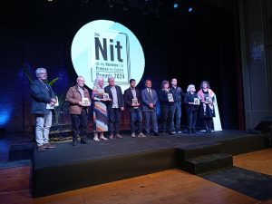 A l'esquerra, Màrius Serra. A la dreta, les revistes premiades que enguany feien 25, 50 i 100 anys