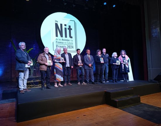 A l'esquerra, Màrius Serra. A la dreta, les revistes premiades que enguany feien 25, 50 i 100 anys | © Revista Auriga