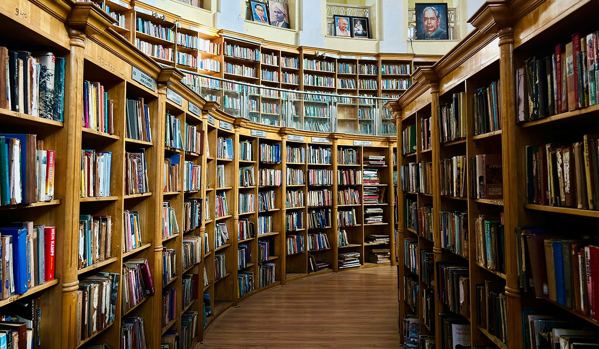 El passadís d'una biblioteca