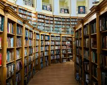 El passadís d'una biblioteca