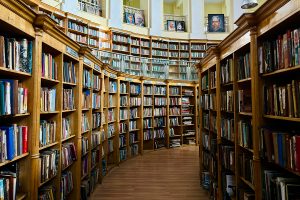 El passadís d'una biblioteca