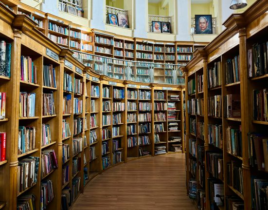 El passadís d'una biblioteca | © Jayanth Muppaneni - Unsplash