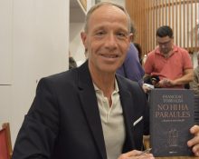 El filòsof Francesc Torralba amb el seu darrer llibre