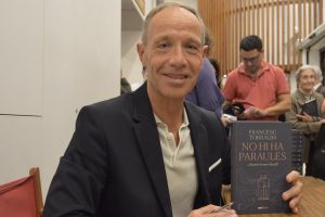 El filòsof Francesc Torralba amb el seu darrer llibre
