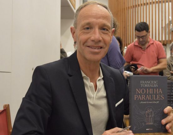 El filòsof Francesc Torralba amb el seu darrer llibre | © Agència Flama