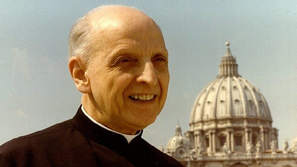 Pedro Arrupe davant la cúpula de la basílica de Sant Pere