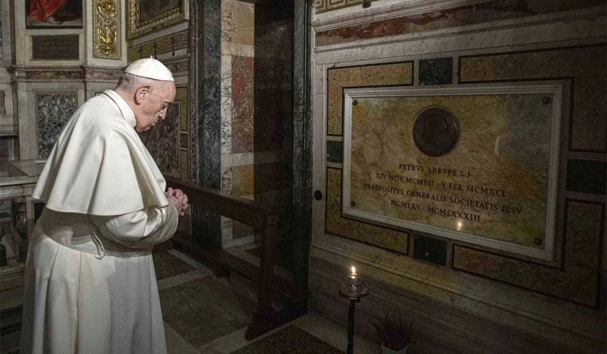 El papa Francesc resa davant la tomba del jesuïta Pedro Arrupe
