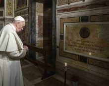 El papa Francesc resa davant la tomba del jesuïta Pedro Arrupe